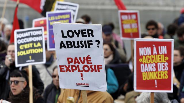 Plus de mille personnes ont manifesté à Genève contre la hausse des loyers. [KEYSTONE - SALVATORE DI NOLFI]