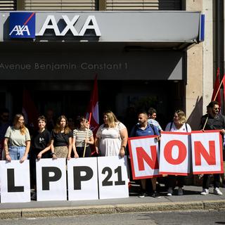 Le comite unitaire vaudois contre la revision de la prévoyance professionnelle (NON a LPP21) manifeste lors d'une action à Lausanne. [Keystone - Laurent Gillieron]