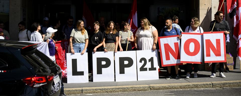 Le comite unitaire vaudois contre la revision de la prévoyance professionnelle (NON a LPP21) manifeste lors d'une action à Lausanne. [Keystone - Laurent Gillieron]