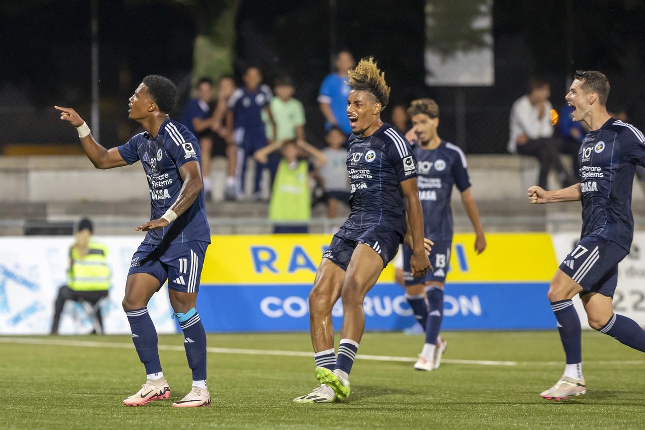 Matheus Vieira (à gauche) célèbre le but qui scelle le score à la 86e minute. [Keystone - Salvatore Di Nolfi]