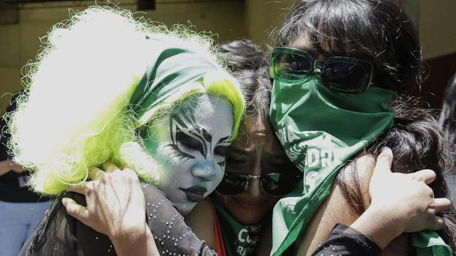Des femmes célèbrent la dépénalisation de l'avortement dans l'Etat mexicain de Puebla. [Keystone]