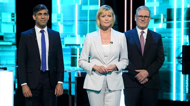 Le premier débat entre le Premier ministre Rishi Sunak et Keir Starmer a eu lieu mardi. Il était animé par la journaliste Julie Etchingham. [Keystone - JONATHAN HORDLE / ITV HANDOUT]