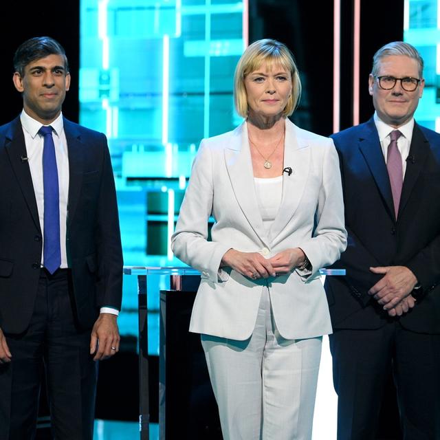 Le premier débat entre le Premier ministre Rishi Sunak et Keir Starmer a eu lieu mardi. Il était animé par la journaliste Julie Etchingham. [Keystone - JONATHAN HORDLE / ITV HANDOUT]