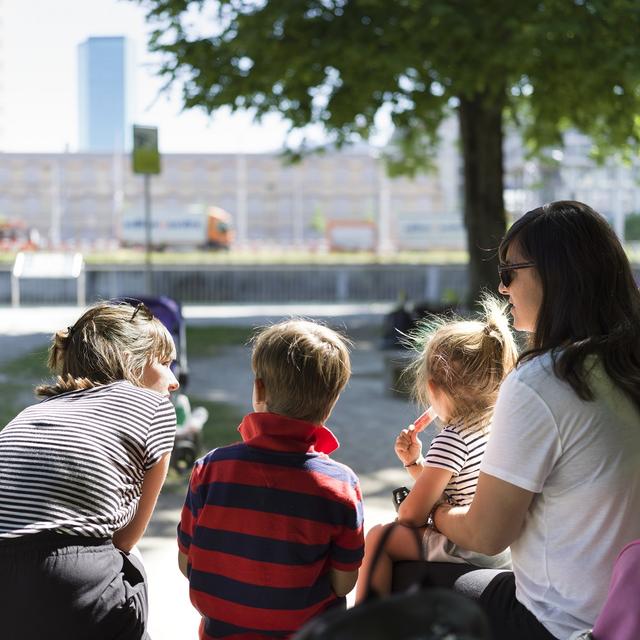 Une famille dans un parc à Zurich. [Keystone - Gaetan Bally]