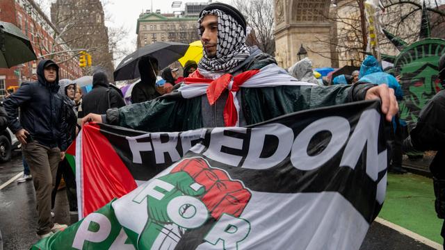 Un manifestant défile à New York pour soutenir les Palestiniens, le 2 mars 2024 [Reuters - David Dee Delgado]