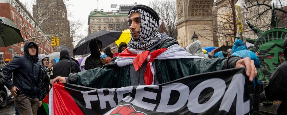 Un manifestant défile à New York pour soutenir les Palestiniens, le 2 mars 2024 [Reuters - David Dee Delgado]