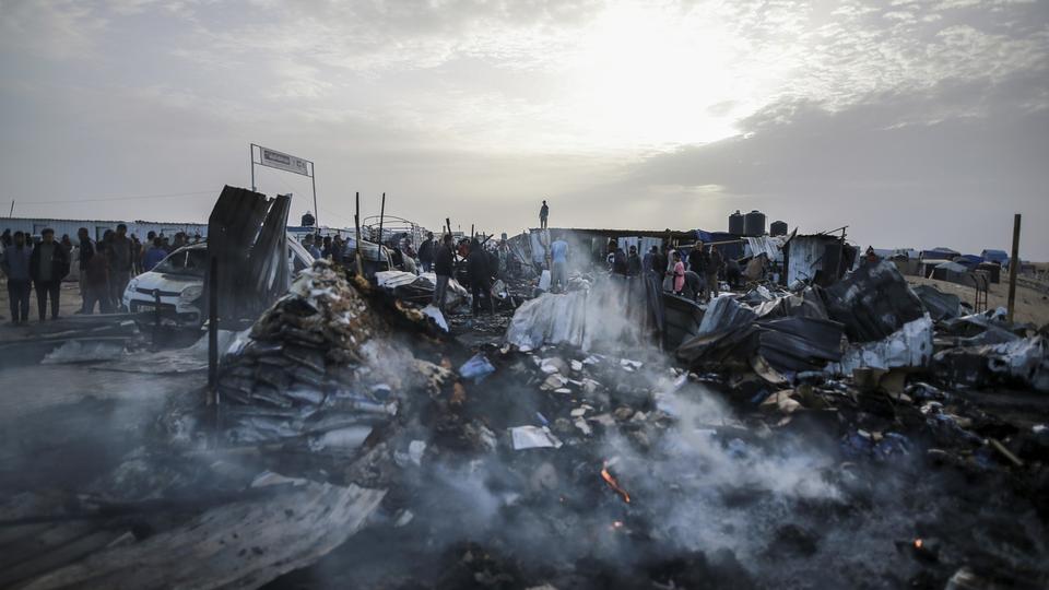 Israël fait face lundi à une vague de condamnations internationales après un bombardement nocturne sur Rafah qui a fait 45 morts. [KEYSTONE - JEHAD ALSHRAFI]