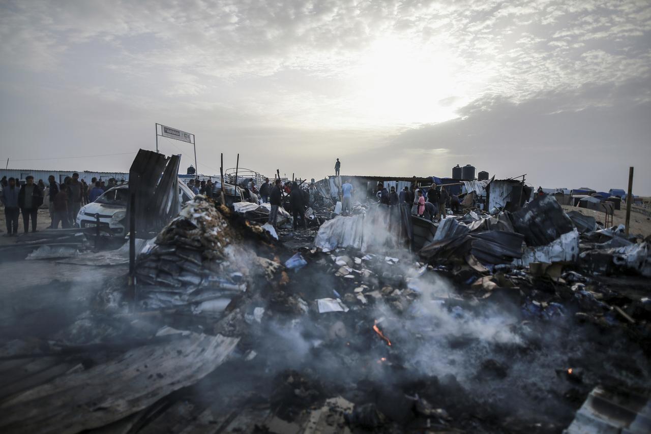 Israël fait face lundi à une vague de condamnations internationales après un bombardement nocturne sur Rafah qui a fait 45 morts. [KEYSTONE - JEHAD ALSHRAFI]