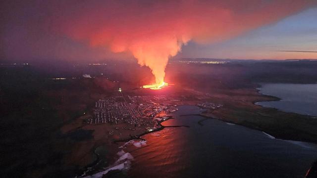 Un volcan près de Grindavik, dans le sud-ouest de l'Islande, est entré en éruption le 14 janvier 2024, mettant le feu à des maisons vides. [Reuters - Iceland Civil Protection]