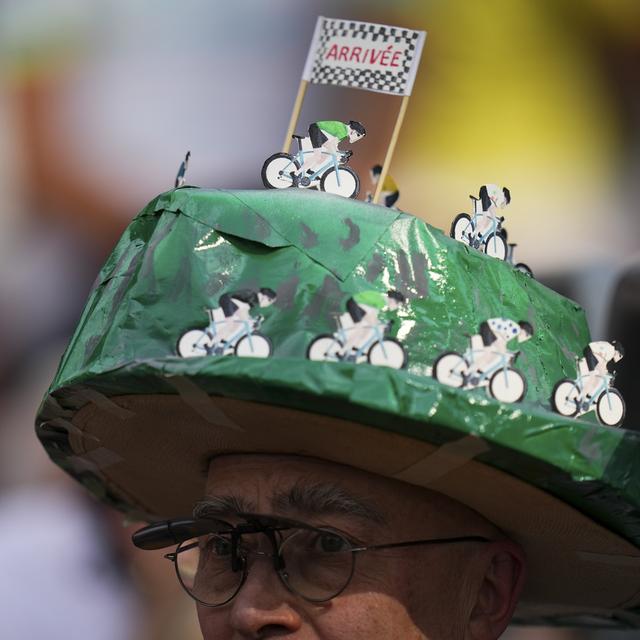 Un fan de cyclisme avec un chapeau représentant une course de montagne à Turin, Italie. [Keystone/AP Photo - Daniel Cole]