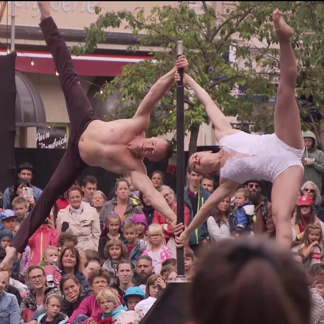 Vac festivals 2/5: La Chaux-de-Fonds vit au rythme de la Plage des Six Pompes. 26ème édition du festival international des arts de la rue. [RTS]