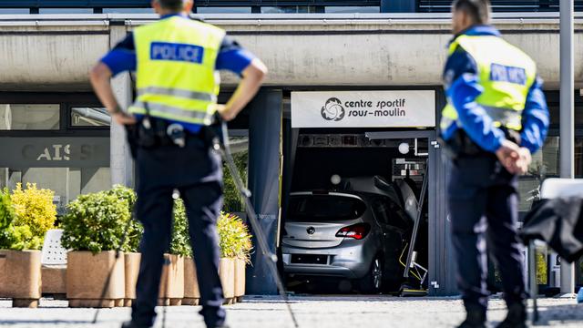 La voiture d'une octogénaire a terminé sa course dans le centre sportif de Thônex, faisant plusieurs blessés. [KEYSTONE - MARTIAL TREZZINI]