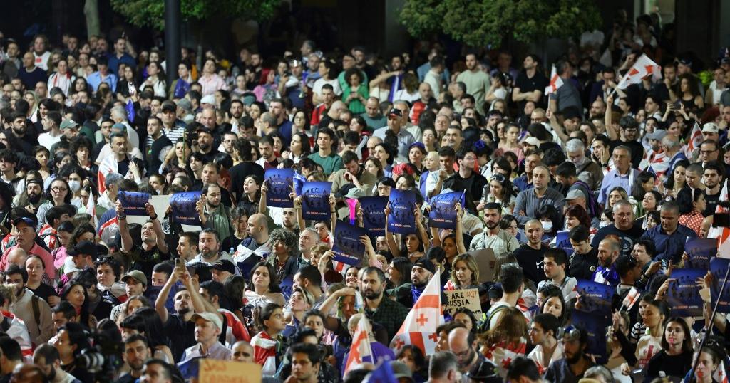 In Georgien gehen Tausende Demonstranten gegen das Gesetz zur „ausländischen Einflussnahme“ auf die Straße – rts.ch