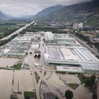 Sept semaines après les intempéries, les travaux se poursuivent à l'usine Novelis de Sierre. [RTS]