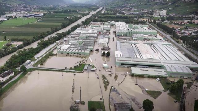 Sept semaines après les intempéries, les travaux se poursuivent à l'usine Novelis de Sierre. [RTS]