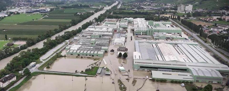 Sept semaines après les intempéries, les travaux se poursuivent à l'usine Novelis de Sierre. [RTS]