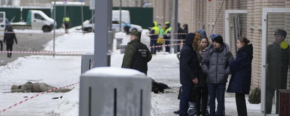 Des investigateurs sur place après le meurtre du général Igor Kirillov et de son assistant à Moscou, le 17 décembre 2024. [AP Photo/Keystone]