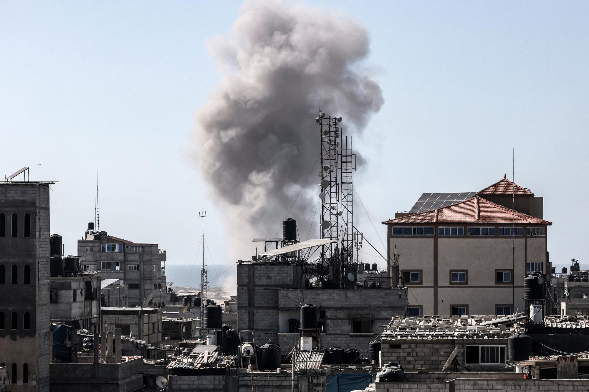Dimanche, Israël a bombardé plusieurs maisons dans la ville de Rafah. [AFP - MOHAMMED ABED]