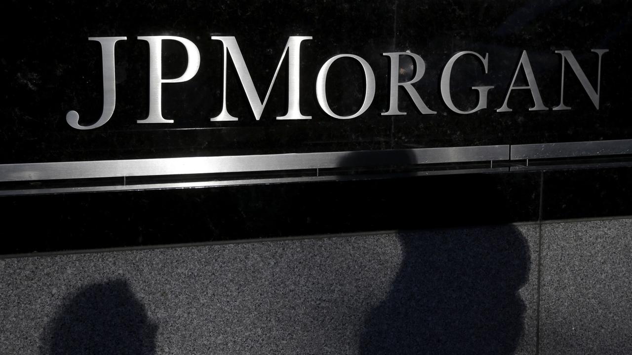 Les banques, l'Américaine JPMorgan en tête, continuent de soutenir les énergies fossiles, dénonce un rapport d'ONG. [Keystone - Seth Wenig]