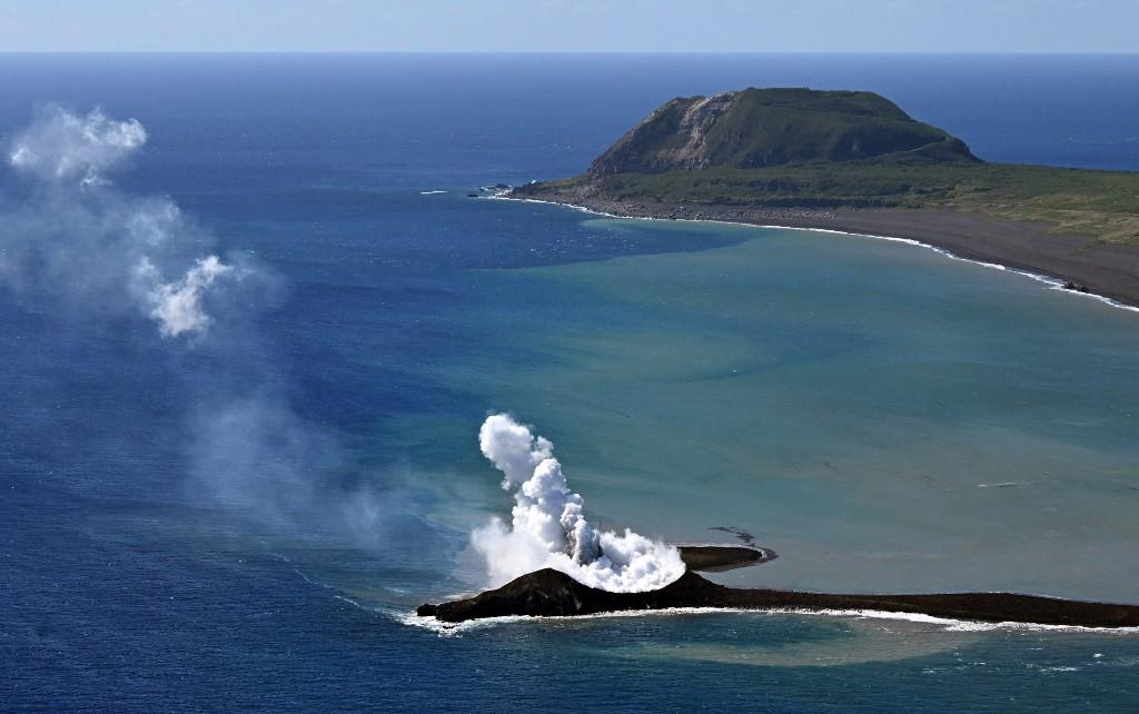 Une île est née après l'éruption de ce volcan sous-marin. [The Yomiuri Shimbun via afp - Manabu Kato]