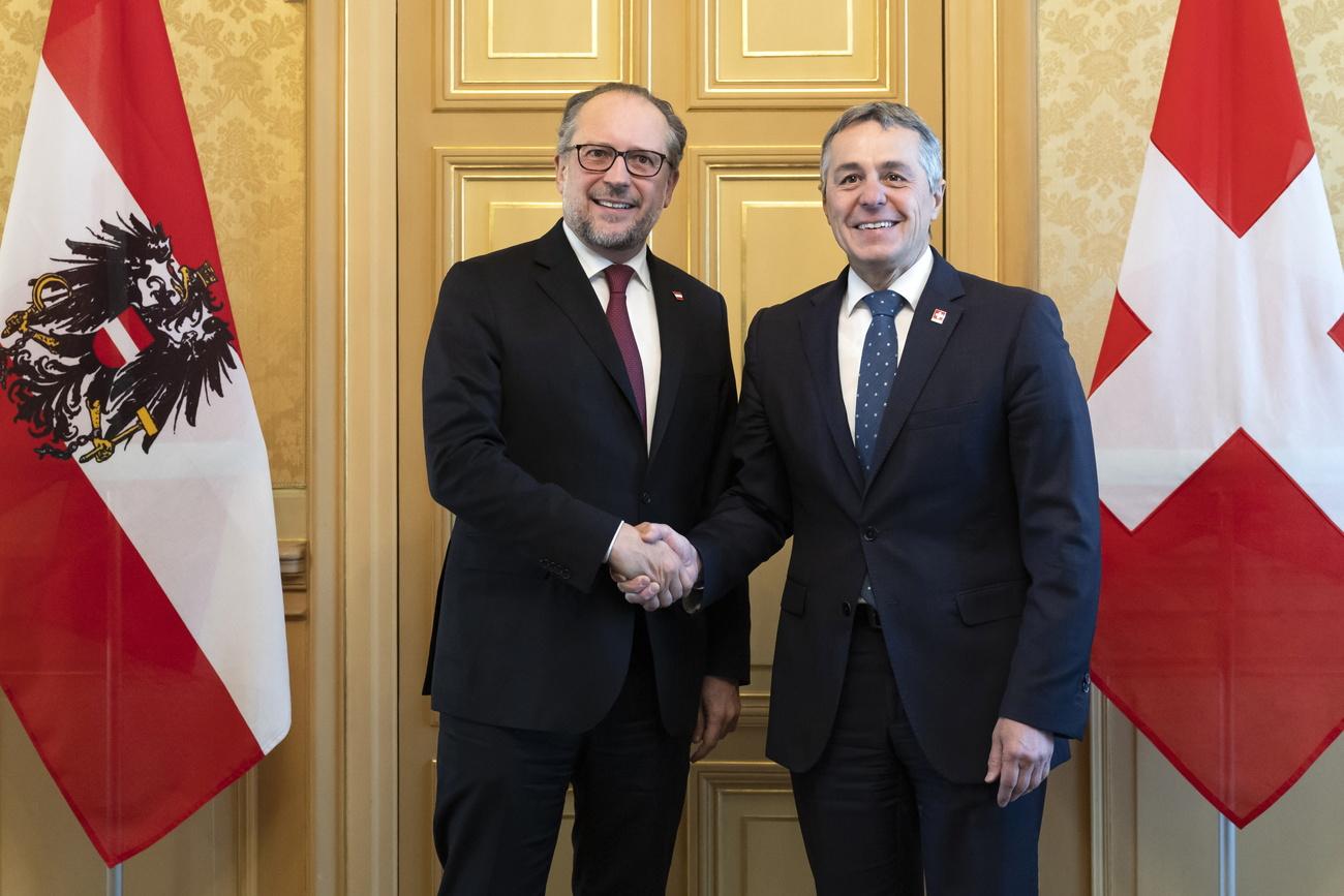 Ignazio Cassis et le ministre autrichien des Affaires étrangères Alexander Schallenberg se serrent la main lors de la visite de Schallenberg à Berne, le 23 avril 2024. [KEYSTONE - PETER KLAUNZER]