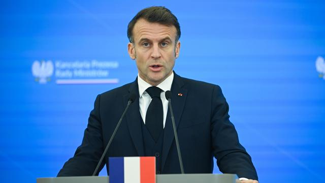 Le président français Emmanuel Macron avait écourté son voyage en Pologne jeudi. [KEYSTONE - MARCIN OBARA]