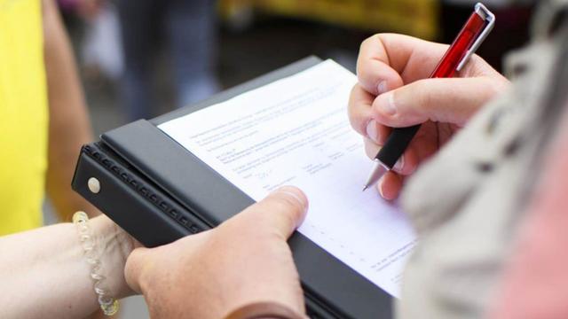 Un envoi postal remis à la Chancellerie de la Ville de Berne avec des signatures à valider en faveur de l'initiative pour un salaire minimum a mystérieusement disparu. [Keystone - Anthony Anex]