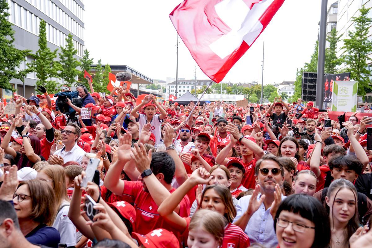 Le public était nombreux pour féliciter ses héros à Zurich. [Roger Albrecht/freshfocus - Roger Albrecht/freshfocus]