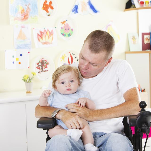 Le service dʹaccompagnement à la parentalité des personnes en situation de handicap (SAPPH), à Paris, propose des ateliers de puériculture adaptée pour apprendre aux futurs parents à prodiguer des soins à leur bébé. [Depositphotos - amelaxa]