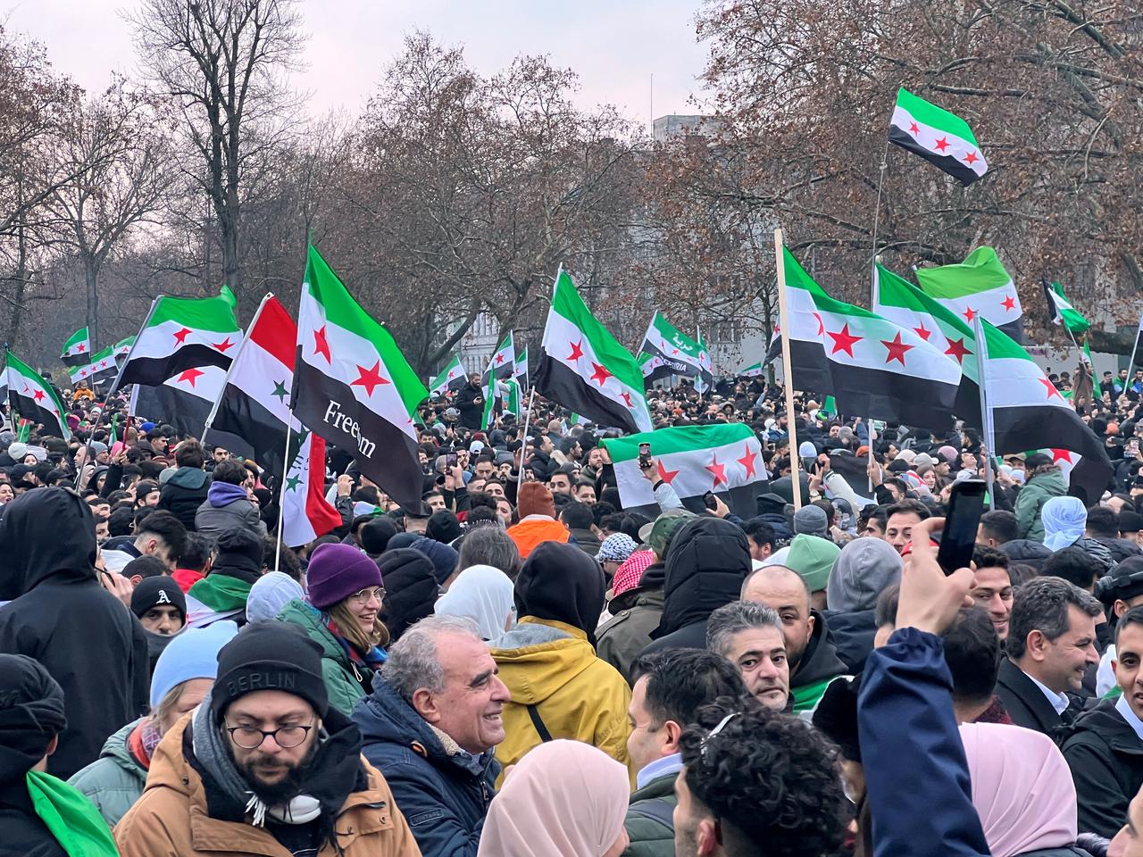 Des milliers de Syriens exultent à Berlin après la chute d'Assad. [KEYSTONE - JULIUS CHRISTIAN SCHREINER]