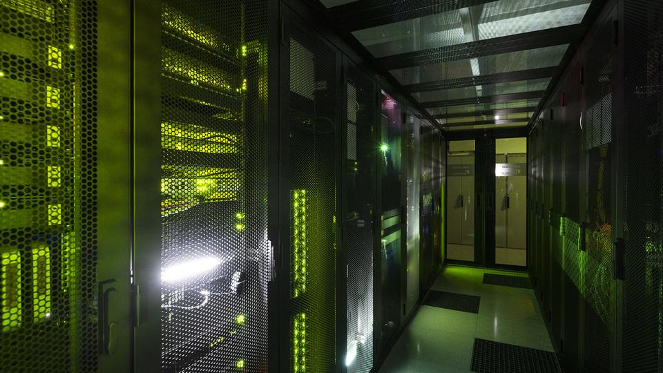 Intérieur d'un centre de données à Glattbrugg, dans le canton de Zurich. [KEYSTONE - CHRISTIAN BEUTLER]