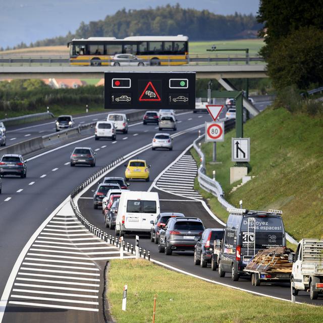 Les véhicules légers et peu polluants sont désormais moins taxés dans le canton de Vaud. Image d'illustration. [Keystone - Laurent Gillieron]
