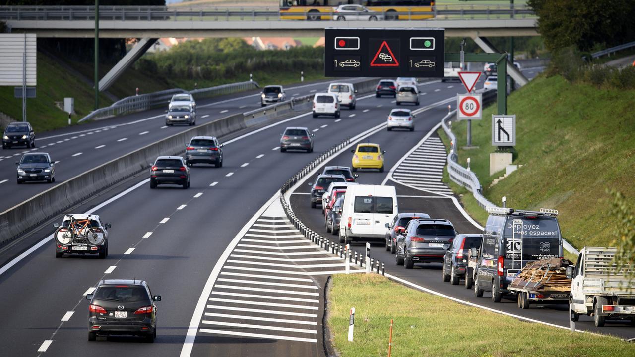 Les véhicules légers et peu polluants sont désormais moins taxés dans le canton de Vaud. Image d'illustration. [Keystone - Laurent Gillieron]