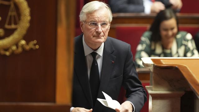 Le Premier ministre français Michel Barnier arrive pour prononcer son discours à l'Assemblée national le lundi 2 décembre 2024. [KEYSTONE - MICHEL EULER]