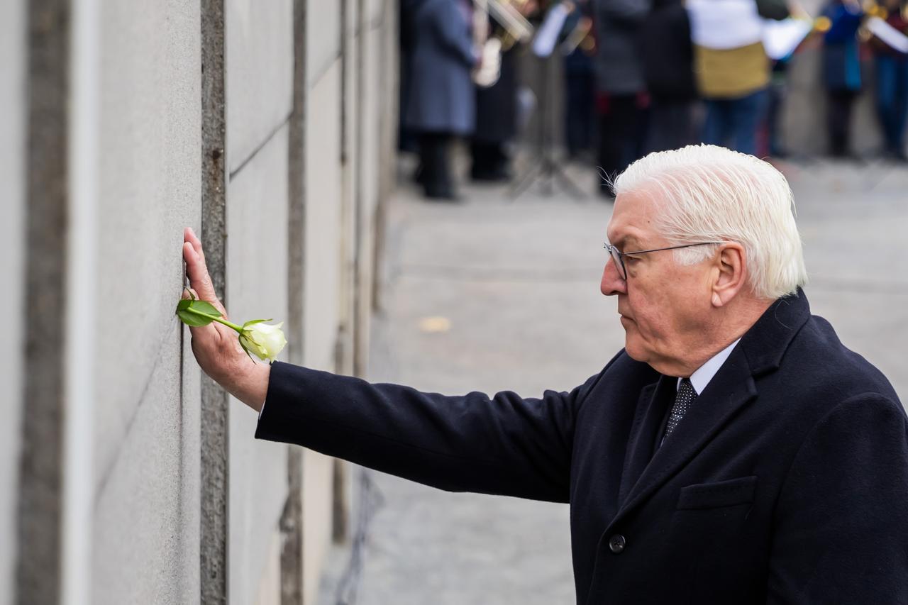 Le président allemand Frank-Walter Steinmeier a déposé une fleur au mémorial du Mur de Berlin. [Keystone - Christoph Soeder - DPA]