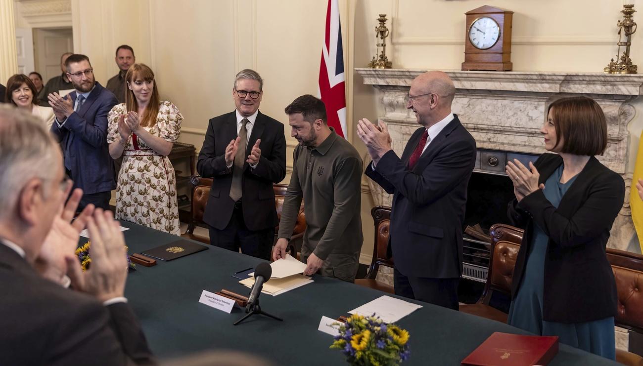 Volodmyr Zelensky ovationné par les ministres britanniques à Downing Street. [KEYSTONE - RICHARD POHLE]