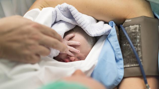 Les enfants nouveaux-nés et les nourrissons courent le risque de contracter la bronchiolite. [Keystone - Gaetan Bally]