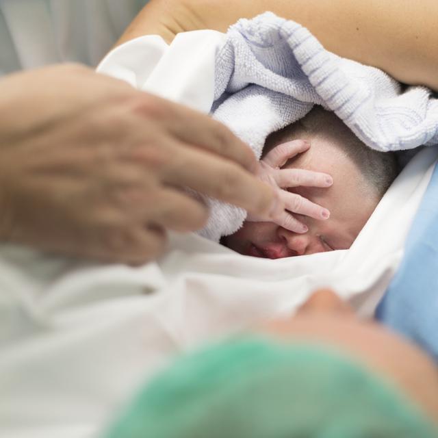 Les enfants nouveaux-nés et les nourrissons courent le risque de contracter la bronchiolite. [Keystone - Gaetan Bally]