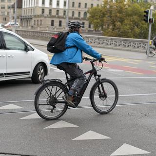 A Paris, la cohabitation entre les cyclistes et les automobilistes n'est pas évidente. [KEYSTONE - Gaetan Bally]