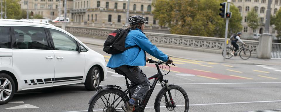 A Paris, la cohabitation entre les cyclistes et les automobilistes n'est pas évidente. [KEYSTONE - Gaetan Bally]