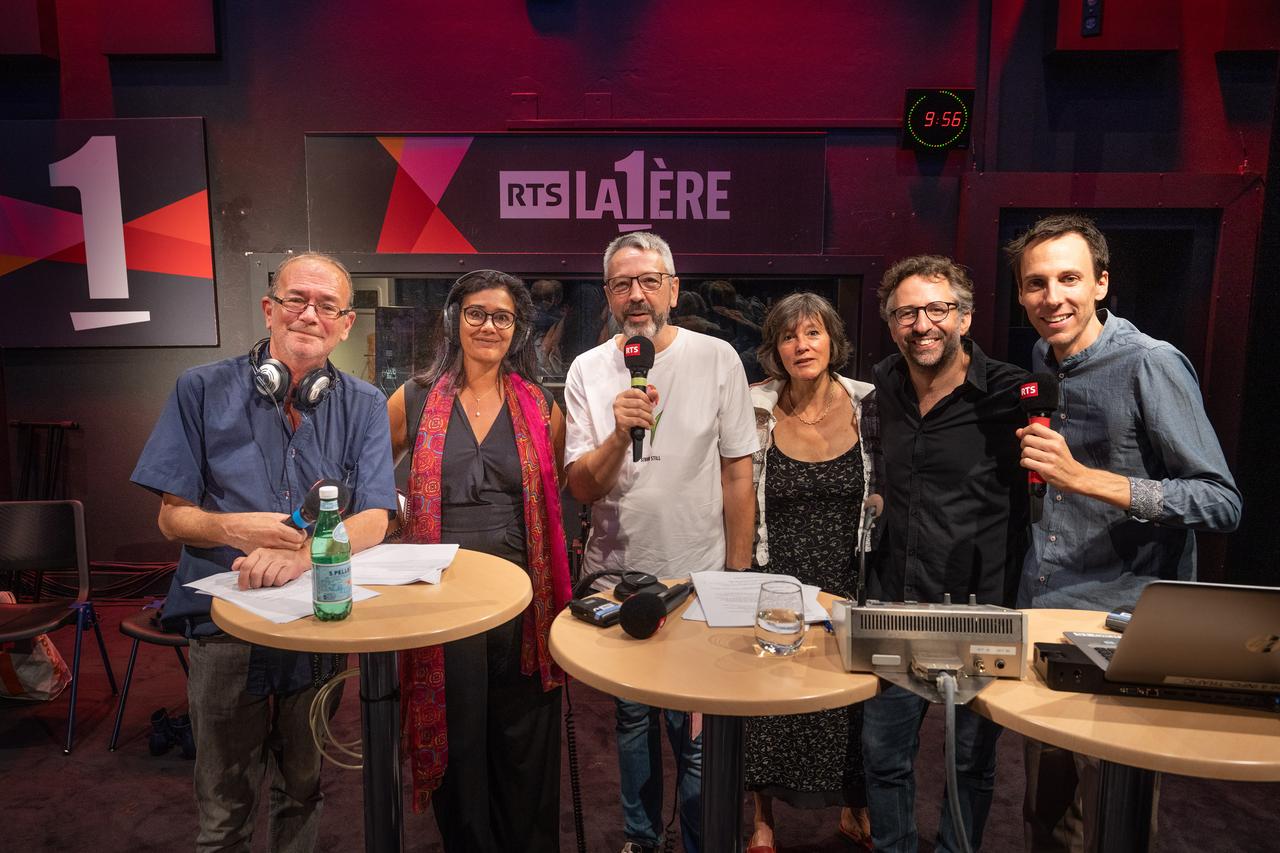 Tout à gauche, Silvio Dolzan, aux côté de Huma Khamis, Stéphane Délétroz, Sarah Dirren, Bastien Confino et Stéphane Gabioud, lors du 10e anniversaire de l'émission CQFD, le 7 septembre 2022. [RTS - Philippe Christin]