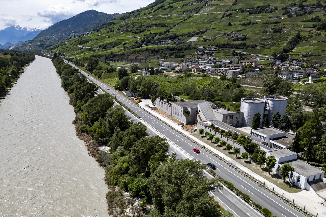 Une vue aerienne de la STEP de Sierre-Noës, le 2 juillet 2024. [KEYSTONE - JEAN-CHRISTOPHE BOTT]