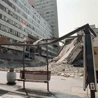 L'abri d'un arrêt de bus situé à proximité du quartier général de l'armée yougoslave n'est plus qu'une coquille vide, le vendredi 30 avril 1999, à la suite d'intenses bombardements de l'OTAN qui ont causé des dommages considérables au quartier général de l'armée. [EPA Photo/ Keystone - Sloba Miljevic]
