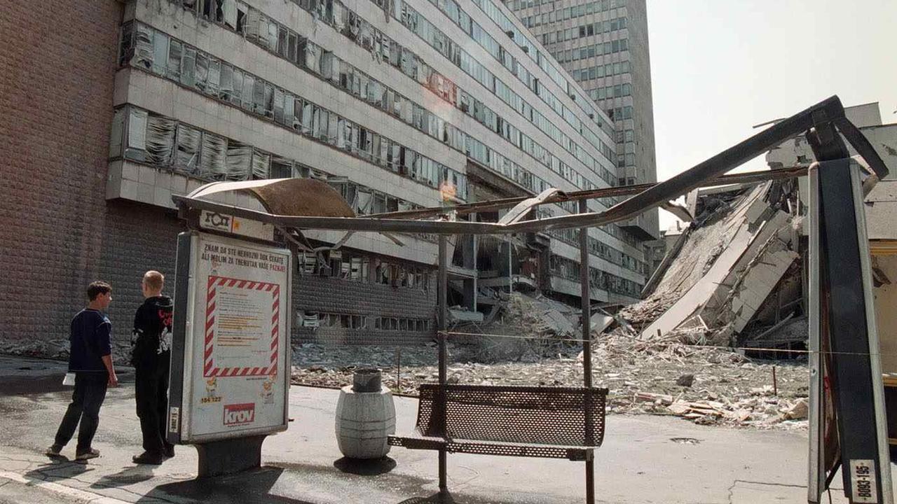 L'abri d'un arrêt de bus situé à proximité du quartier général de l'armée yougoslave n'est plus qu'une coquille vide, le vendredi 30 avril 1999, à la suite d'intenses bombardements de l'OTAN qui ont causé des dommages considérables au quartier général de l'armée. [EPA Photo/ Keystone - Sloba Miljevic]