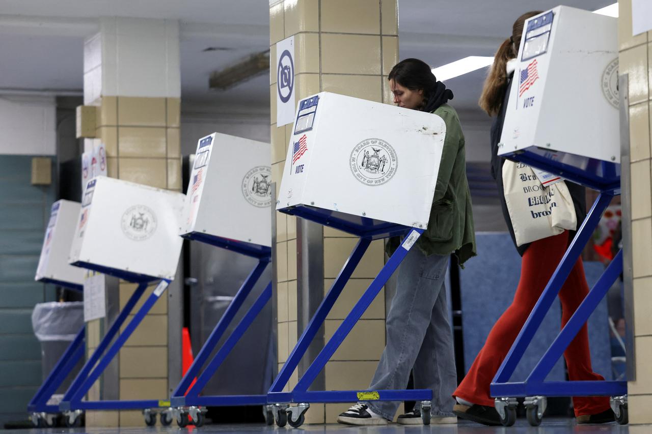 Les premiers bureaux de vote ont ouvert mardi à 6h00 locales sur la côte est des Etats-Unis. [REUTERS - Andrew Kelly]