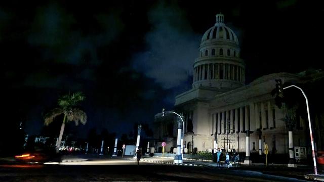 Le Capitole pendant une panne d'électricité, à La Havane, le 20 octobre 2024. Le rétablissement de l'électricité dans les zones touchées de Cuba, y compris La Havane, est en cours. [KEYSTONE - ERNESTO MASTRASCUSA]