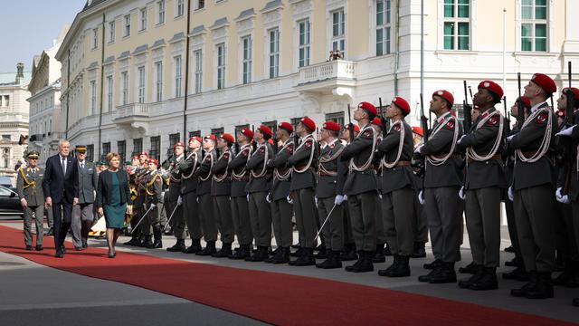 La cheffe du Départemement fédéral de la défense Viola Amherd et le président autrichien Alexander Van der Bellen lors d'une visite de la présidente de la Confédération le 9 avril 2024 à Vienne. [Keystone - APA/BUNDESHEER/PETER LECHNER]