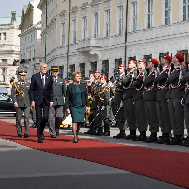 La cheffe du Départemement fédéral de la défense Viola Amherd et le président autrichien Alexander Van der Bellen lors d'une visite de la présidente de la Confédération le 9 avril 2024 à Vienne. [Keystone - APA/BUNDESHEER/PETER LECHNER]