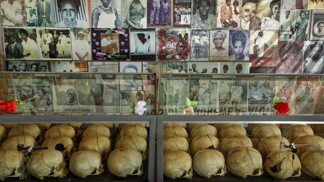 Des crânes et des photos de victimes du génocide sont exposés dans un mémorial dans une église à Ntarama au Rwanda. [KEYSTONE - BEN CURTIS]