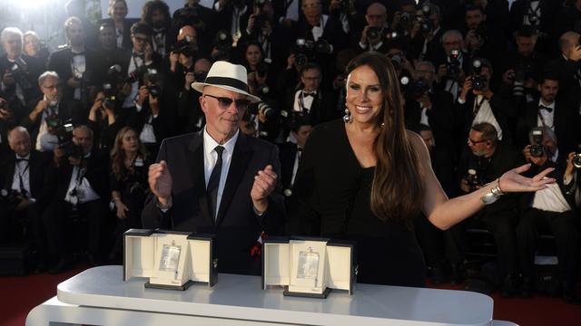 Karla Sofía Gascón et Jacques reçoivent des prix pour 'Emilia Perez'  Audiard à Cannes. [Keystone - EPA/Guillaume Horcajuelo]